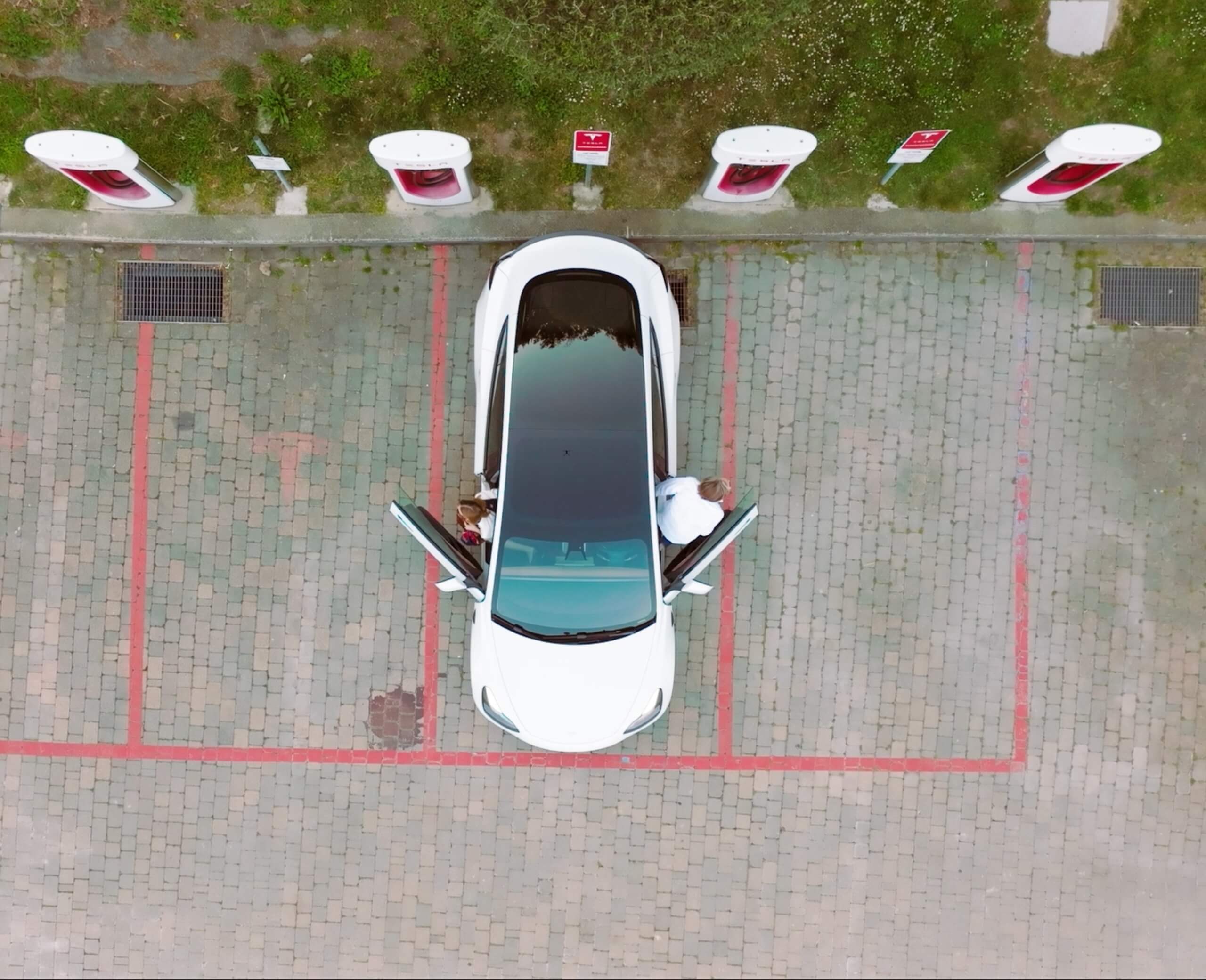 Aspettare la consegna della propria Tesla guidando un'elettrica a Milano